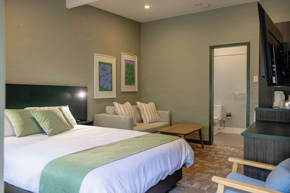 Standard Double Room, Non Smoking (Standard Motel Room) thumbnail 6