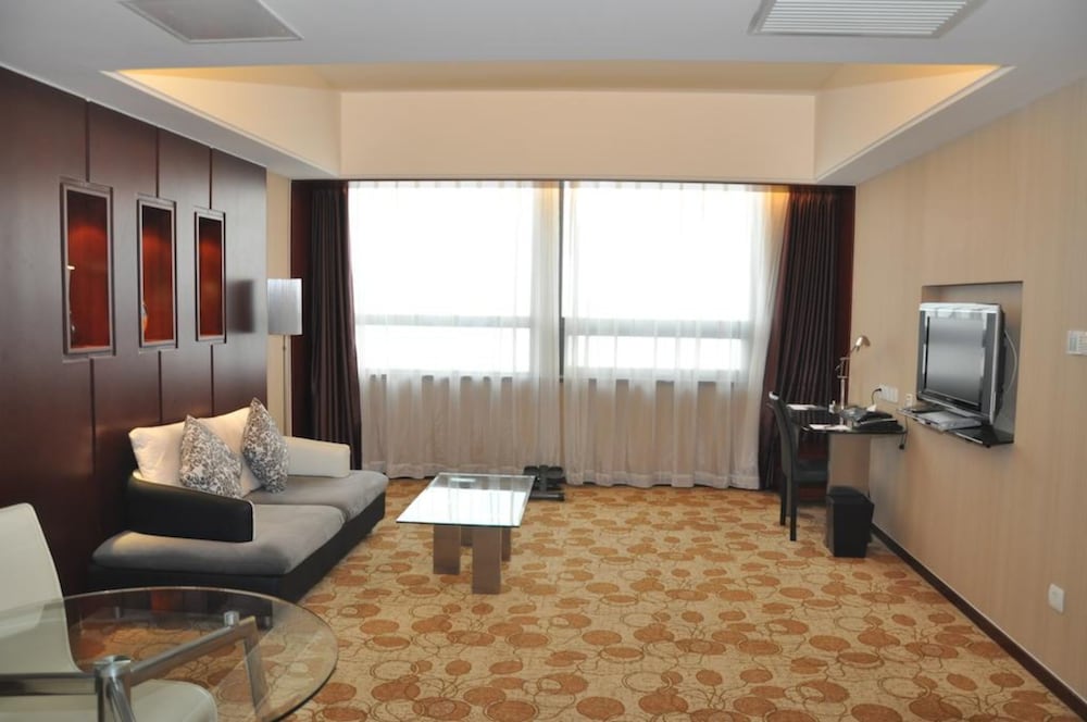 Exclusive Suite, Lounge Access,  1 King Size Bedroom and 1 Living Room, High Floor - Photo 3