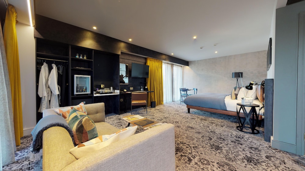 Suite, 1 King Bed - Photo 1