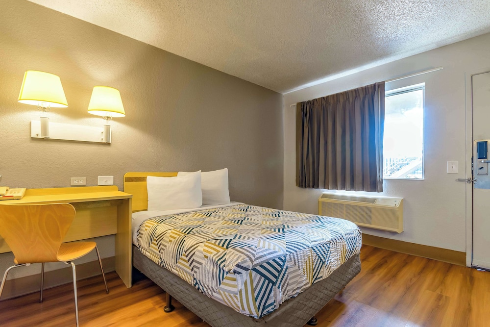 Deluxe Room, 1 Queen Bed, Mobility Accessible, Refrigerator & Microwave photo 1