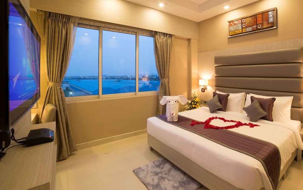 Suite, 1 King Bed, City View photo 2