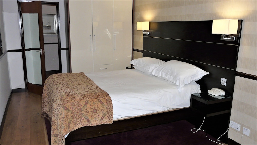 Suite - Photo 1