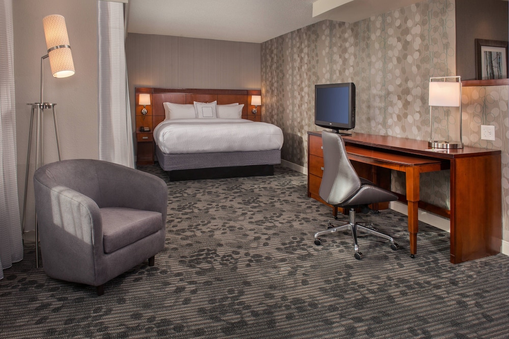 Room, 1 Double Bed (Hearing Accessible) - Photo 3