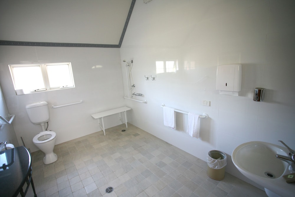 King Standard Room with Shared Bathroom and Fan photo 2