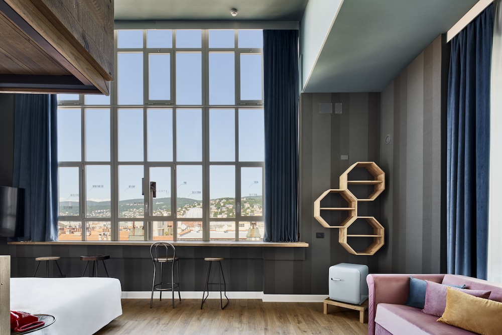 Panoramic Quadruple Room (Modernist King Panoramic) - Photo 1