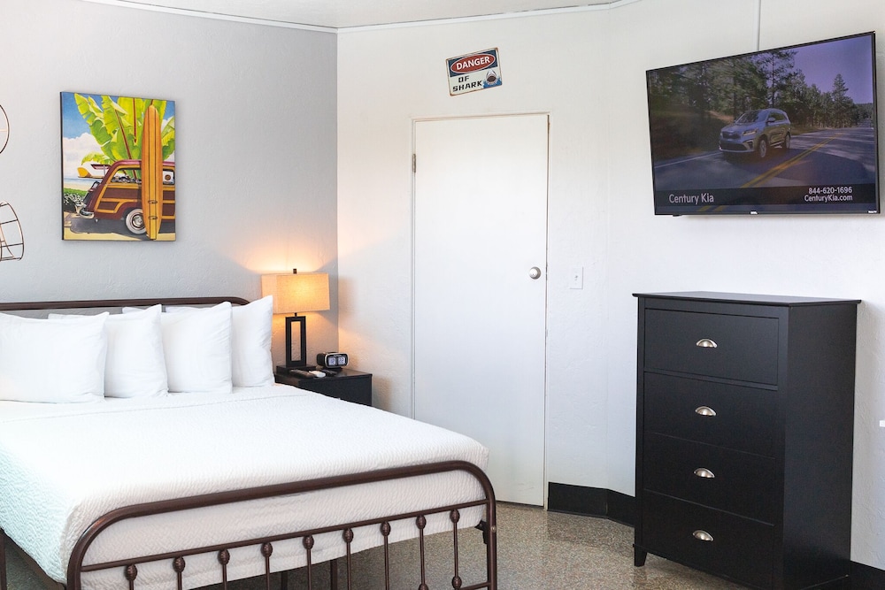 Deluxe Studio Suite, 1 Queen Bed, Kitchenette, Pool View photo 2