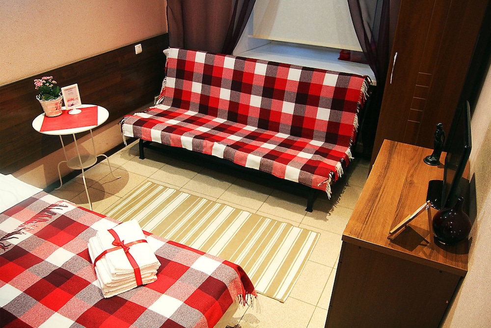 Room With 1 Bed And 1 Sofa