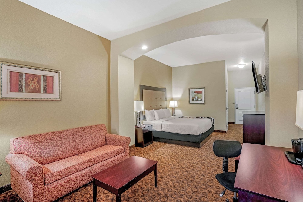 Deluxe Suite, 1 King Bed with Sofa bed, Non Smoking - Photo 3