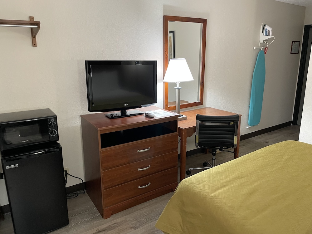 Basic Single Room, 1 Queen Bed, Smoking photo 1