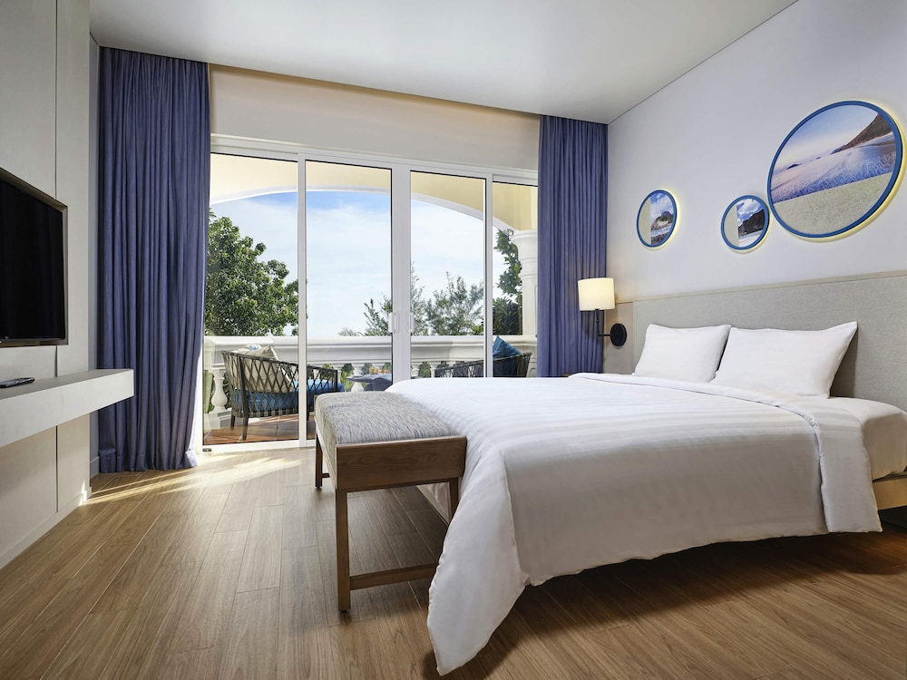 Family Room, 1 King Bed with Sofa bed (Hillside) photo 2