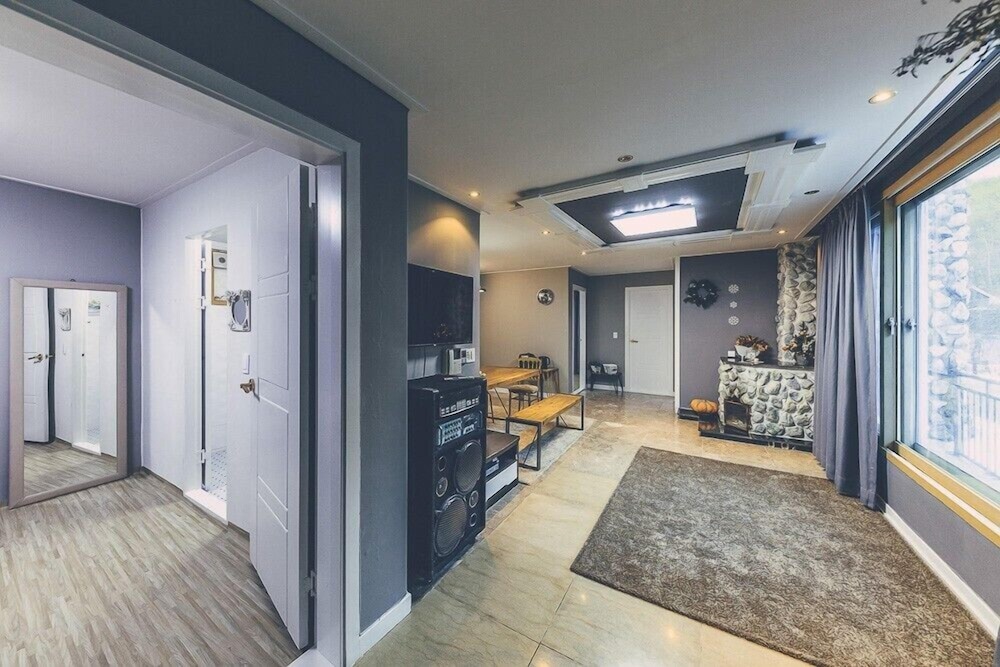 Room (Grey (Private))