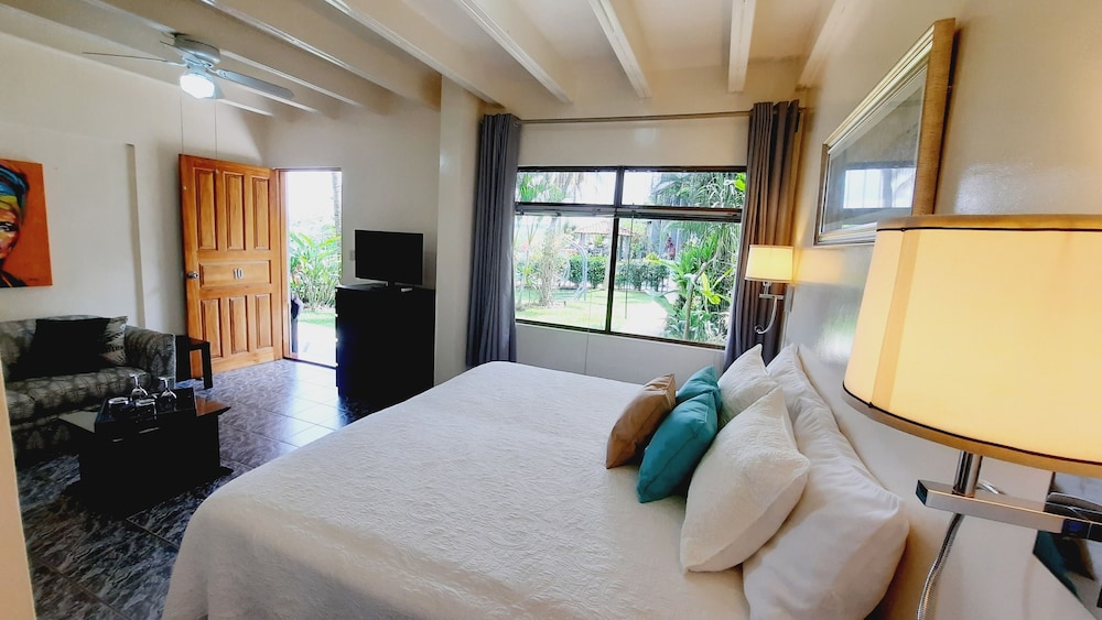 Standard Suite, 1 King Bed, Non Smoking photo 2