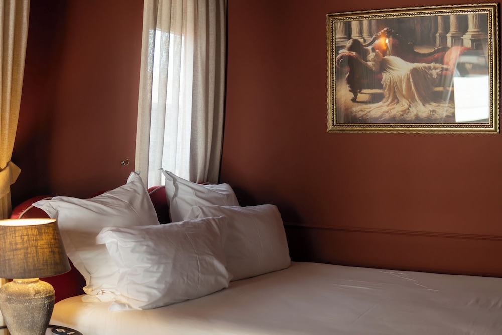 Deluxe Room, City View - Photo 1