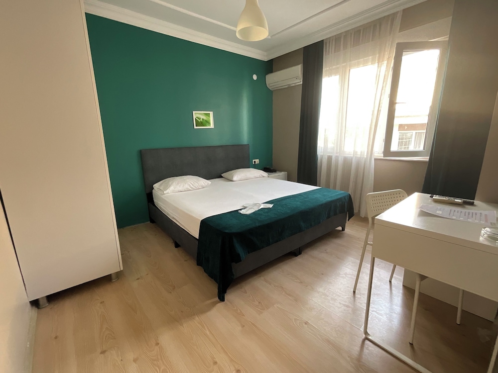 Standard Room, 1 Queen Bed - Photo 1