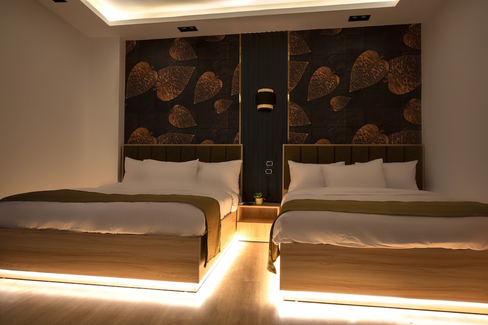 Deluxe Quadruple Room, 2 Queen Beds, City View photo 3