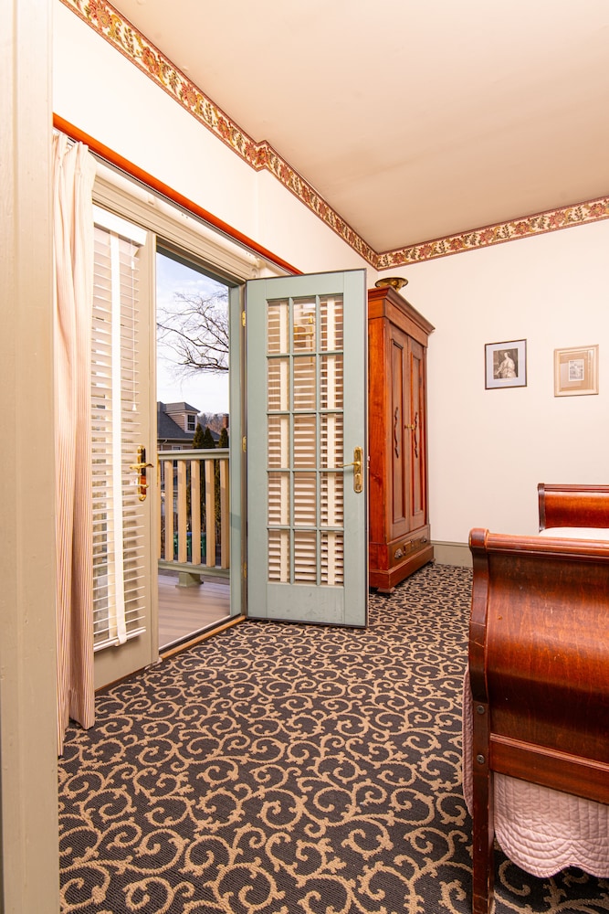 Premier Lafayette Suite #11, King Bed with Daybed, First Floor photo 3