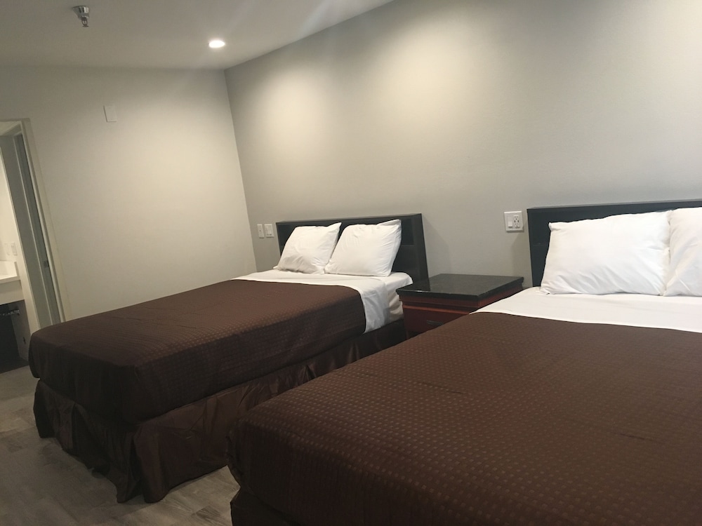 Room, 2 Queen Beds photo 1