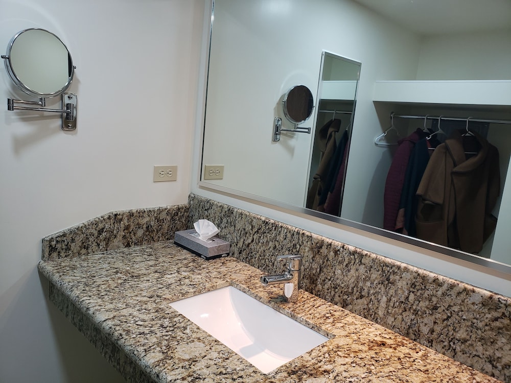 Deluxe Quadruple Room - Photo 10
