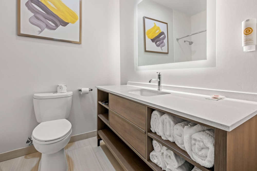 Room, 1 King Bed, Non Smoking (Accessible Bathtub) - Photo 7