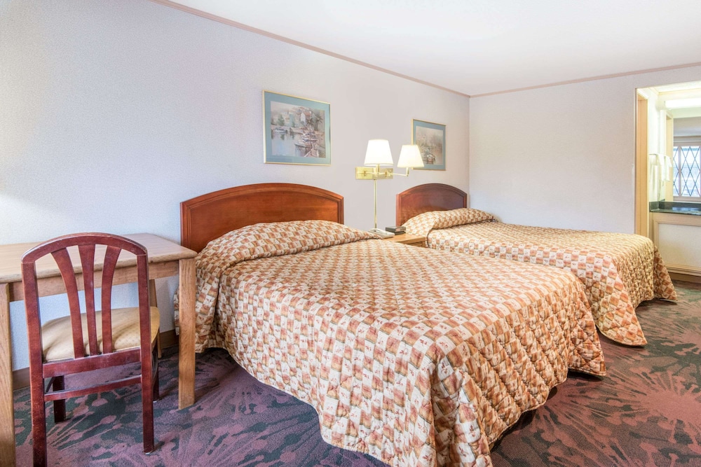 Room, 2 Queen Beds, Smoking - Photo 3