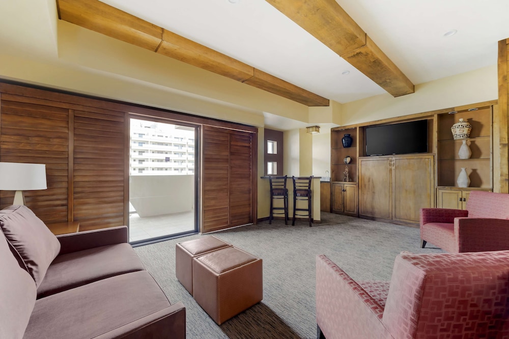 2 Bedroom 2 Kings Pool View Deluxe Suite - Photo 4