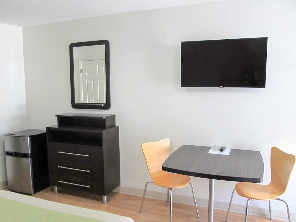 Deluxe Room, 1 Queen Bed, Smoking, Kitchenette photo 1