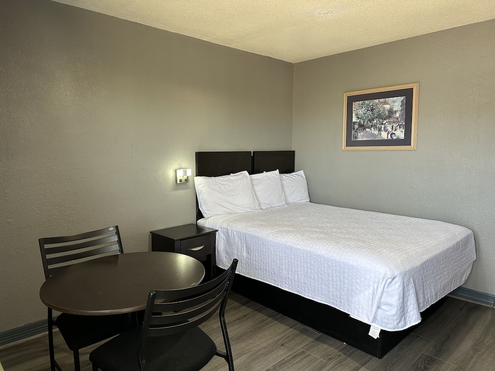 Room, 1 Queen Bed, Smoking - Photo 3