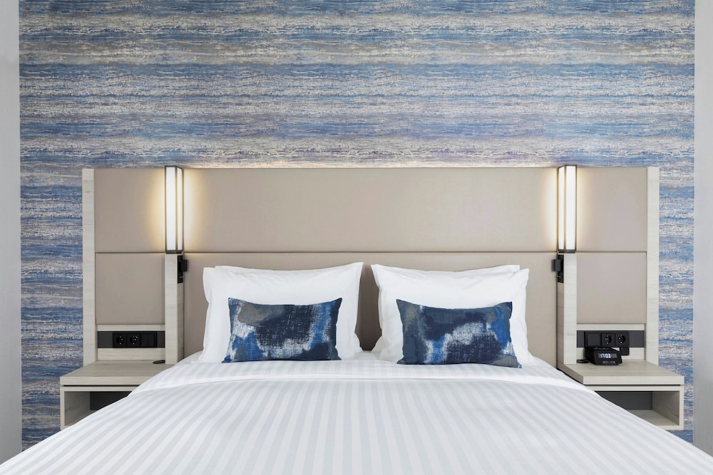 Suite, 1 King Bed, Sea View (Balcony) - Photo 4