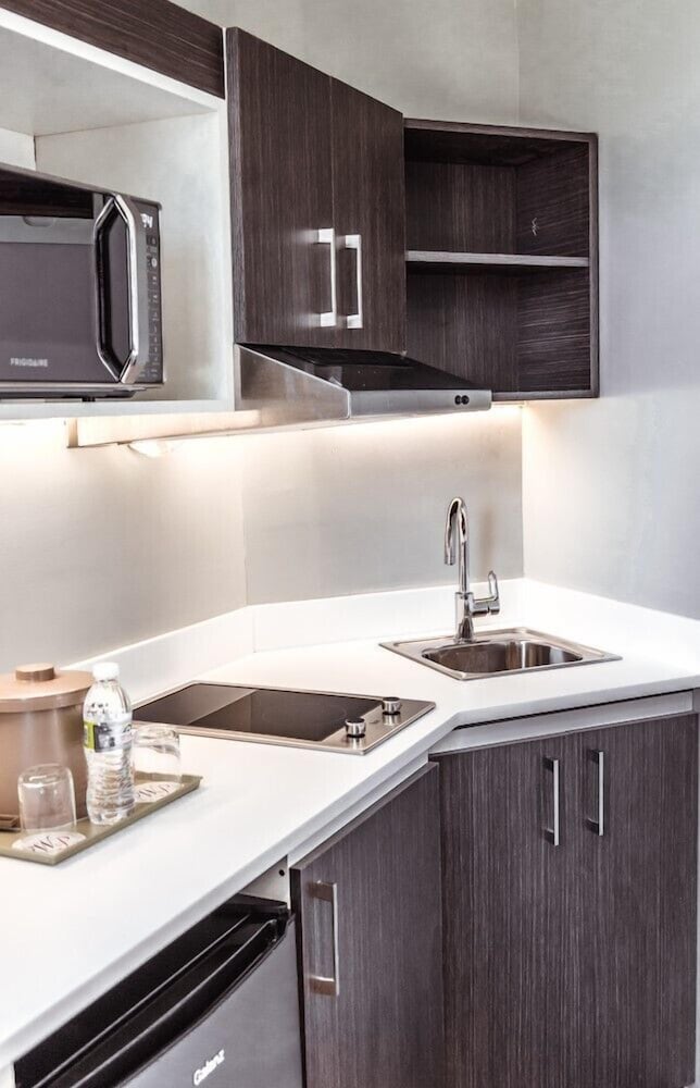 Deluxe Studio Suite, 1 Bedroom, Hot Tub, Partial Ocean View