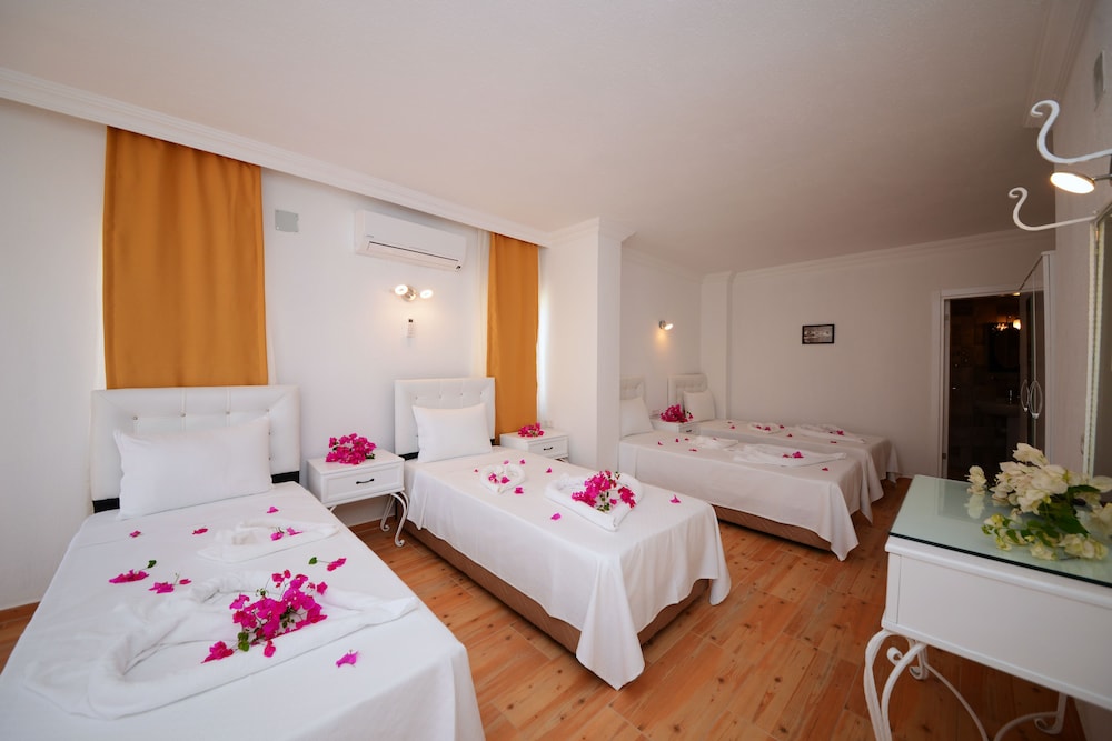 Signature Quadruple Room, Garden Area photo 1