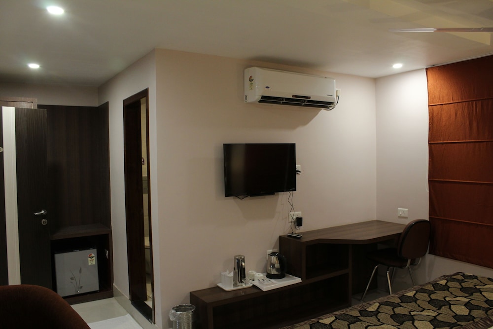 Deluxe Room, 1 King Bed, Accessible, City View photo 2