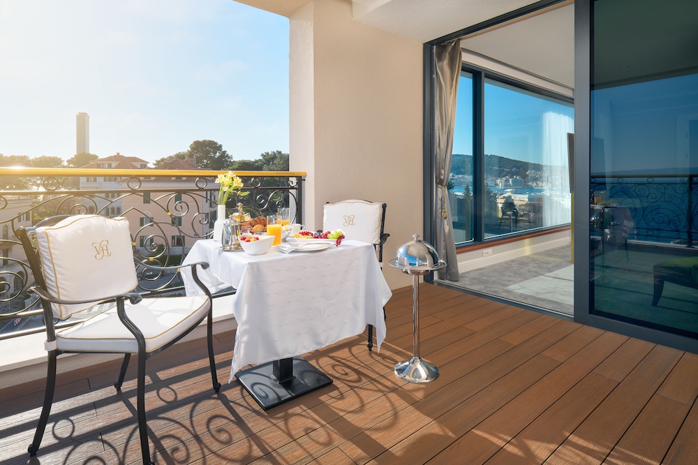 Luxury suite (Sea front, Balcony, Jacuzzi) - Photo 16