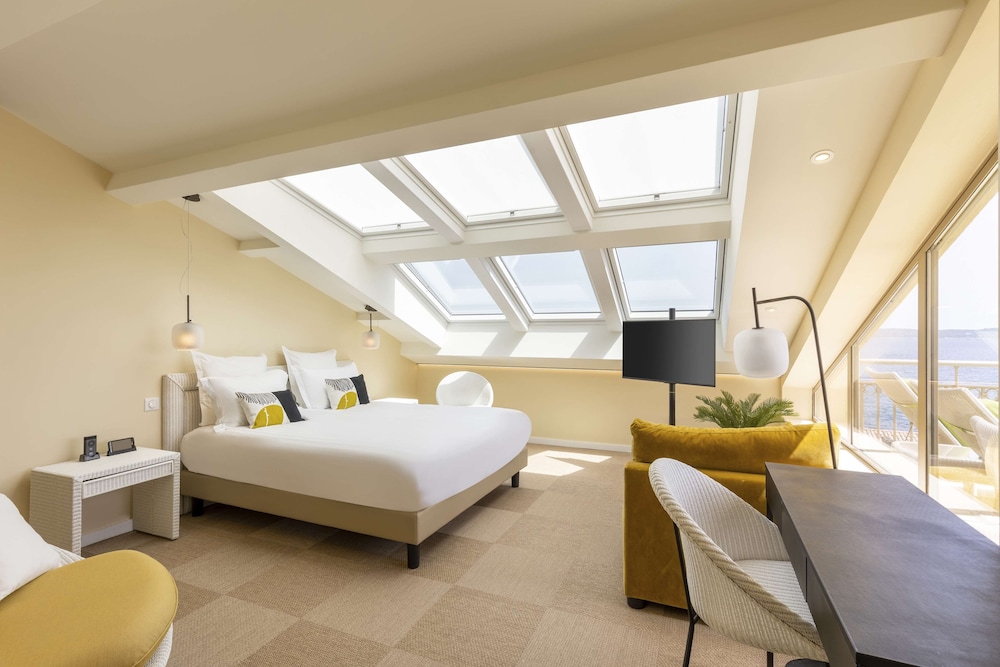 Suite, Multiple Beds, Bathtub, Sea View - Photo 5