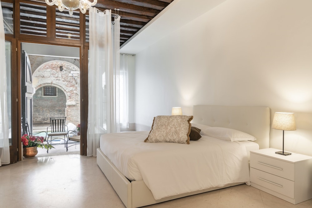 Classic Apartment, 1 Bedroom, Canal View (Check in online) photo 1