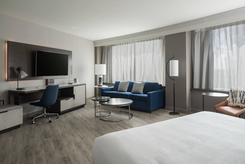 Executive Room, 1 King Bed With Sofa Bed (Mobility Accessible, Tub) photo 1