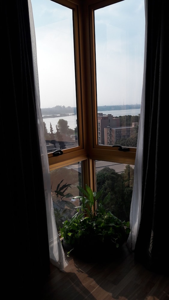 Suite, River View - Photo 2