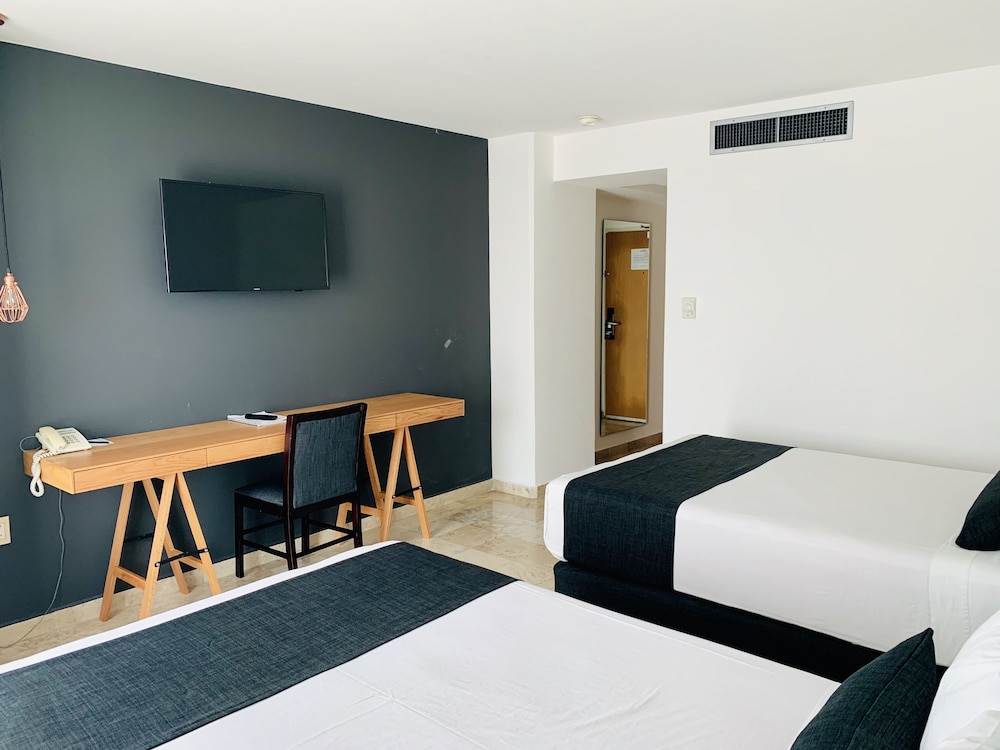 Standard Room, 2 Double Beds - Photo 6