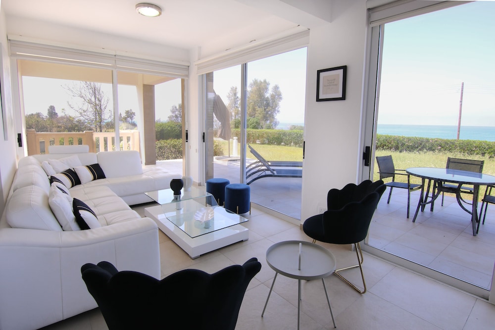 Luxury Villa photo 1