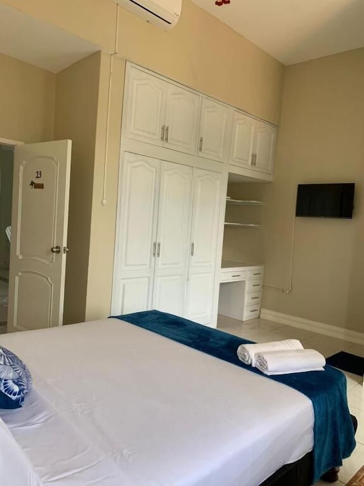 Standard Studio Suite, 1 King Bed photo 1