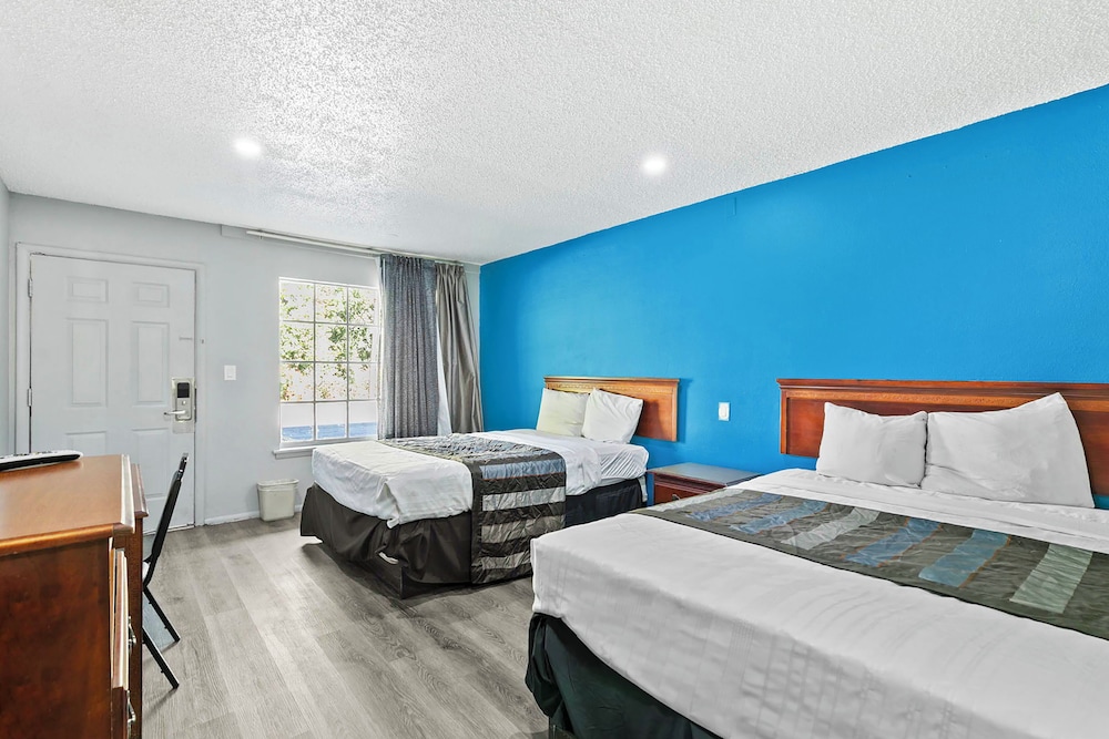 Room, 2 Queen Beds, Non Smoking photo 3