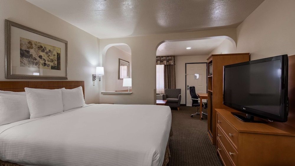 Suite, 1 King Bed, Non Smoking, Refrigerator & Microwave photo 2
