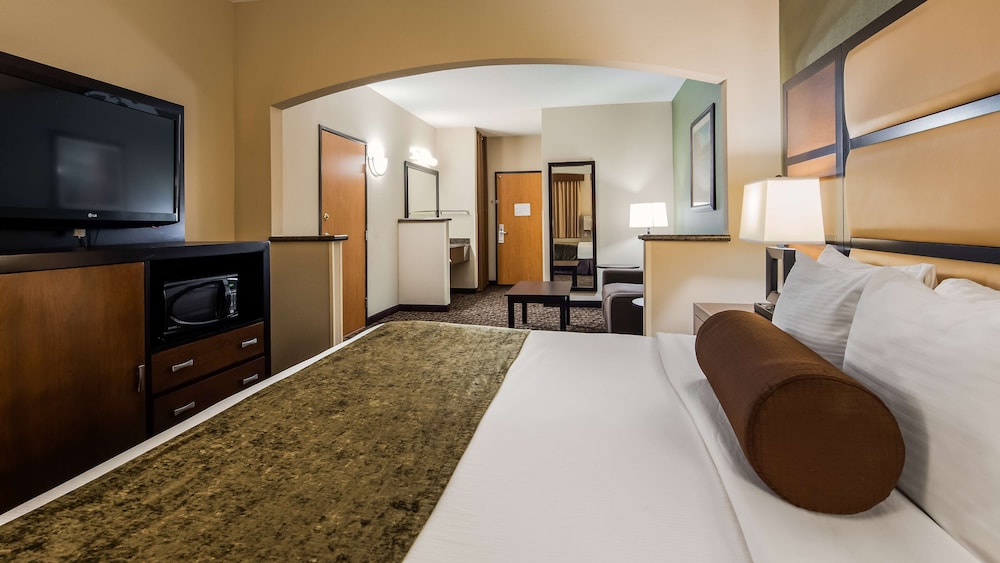Suite, 1 King Bed, Non Smoking, Refrigerator & Microwave - Photo 2