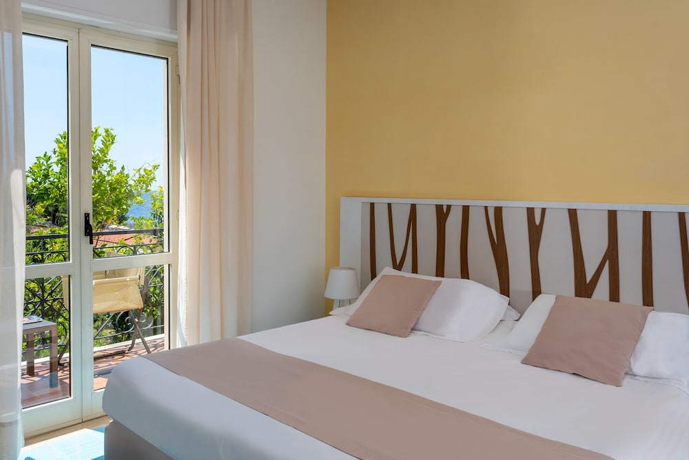 Standard Double Room, 1 Double or 2 Twin Beds, Balcony, Partial Sea View - Photo 3