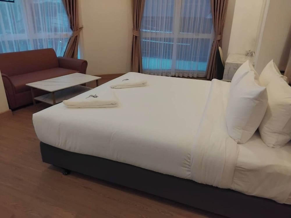 Premier King Suite with Queen Bed