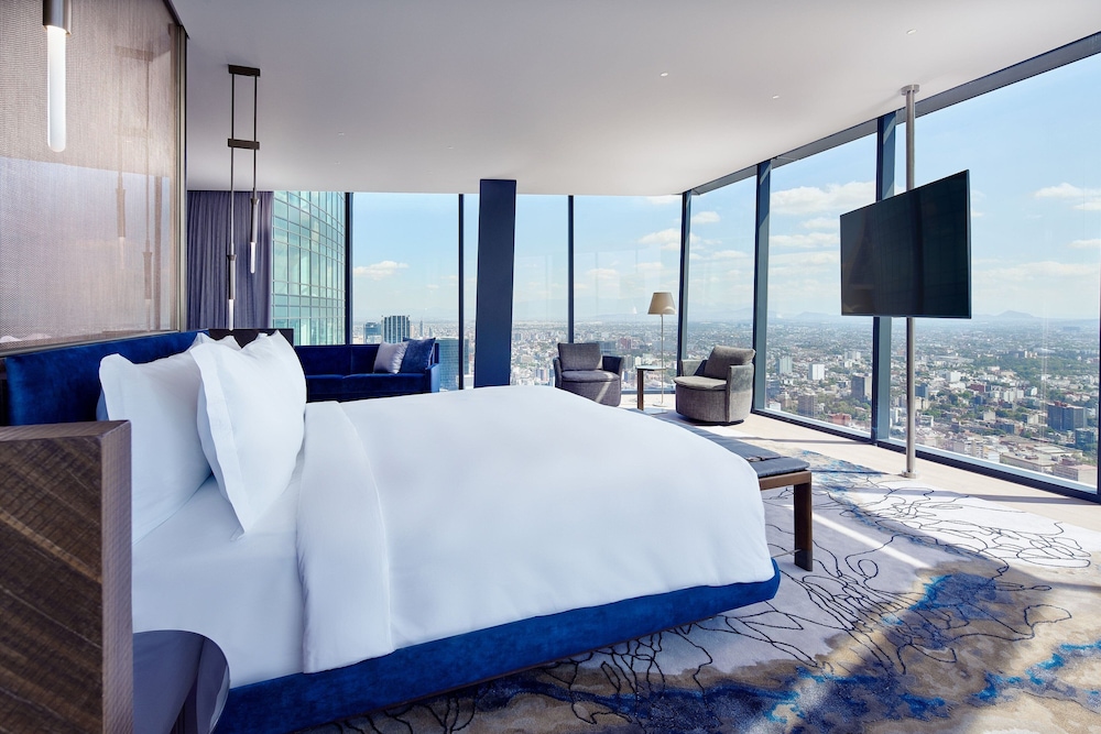 Club Suite, 1 King Bed thumbnail 6