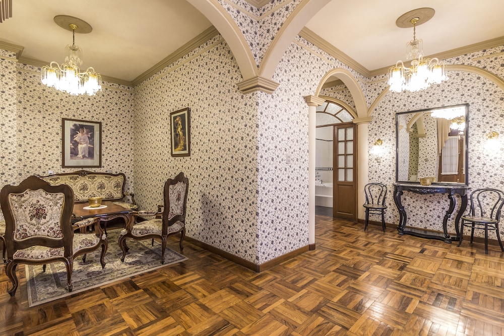 Presidential Suite, 1 Queen Bed, Refrigerator, Courtyard View photo 3