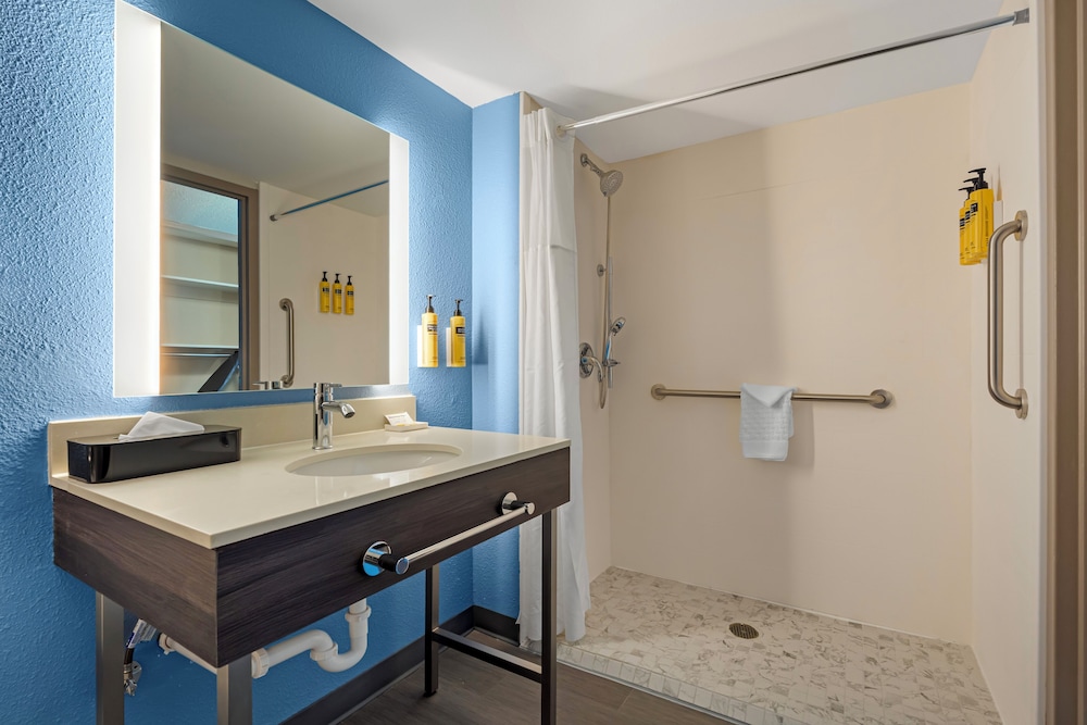 Standard Room, 1 King Bed, Accessible, Non Smoking - Photo 5