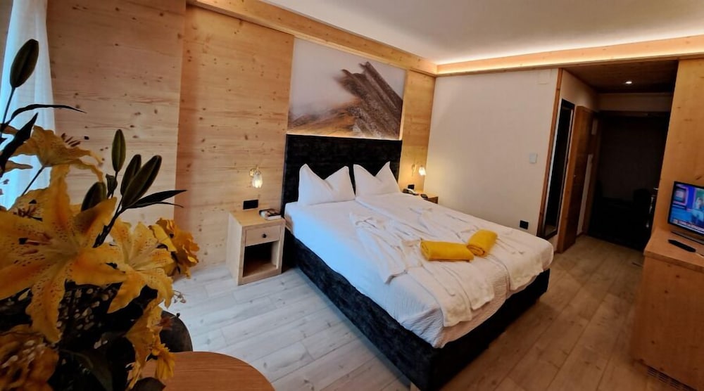 Classic Double or Twin Room, Balcony, Lake View photo 1