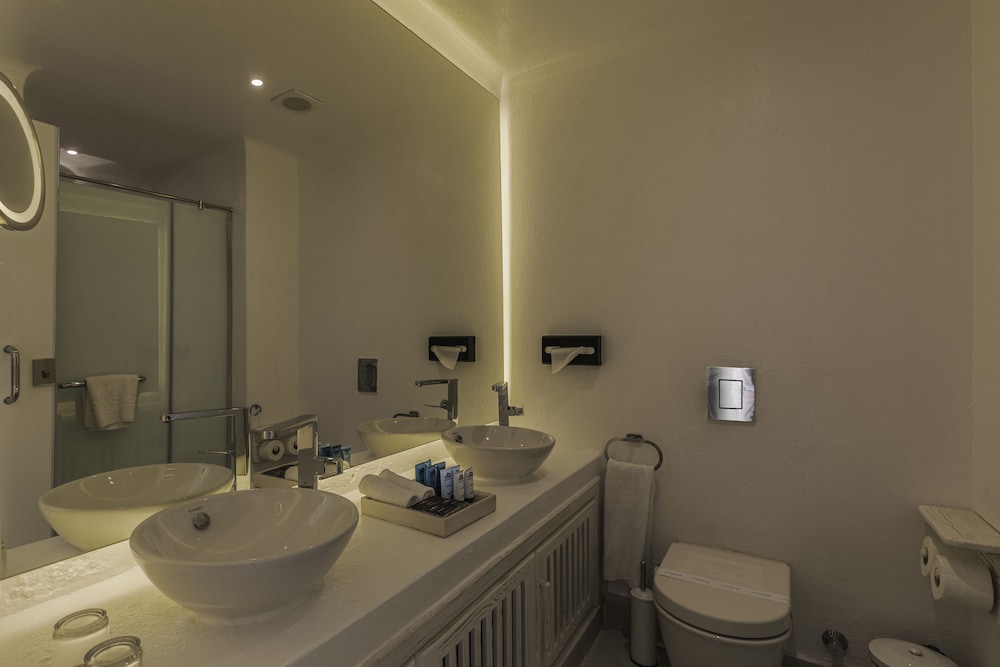 Deluxe Room - Photo 5