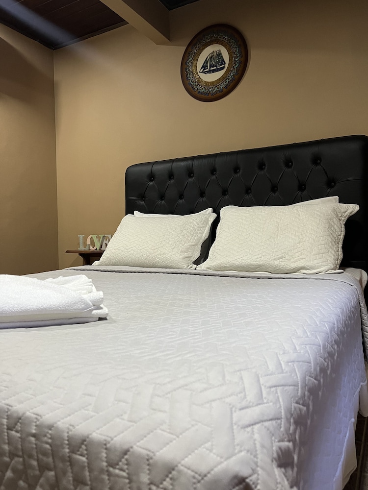 Basic Room, 1 Queen Bed, Courtyard View photo 3